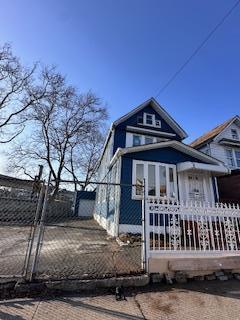 view of front facade featuring fence