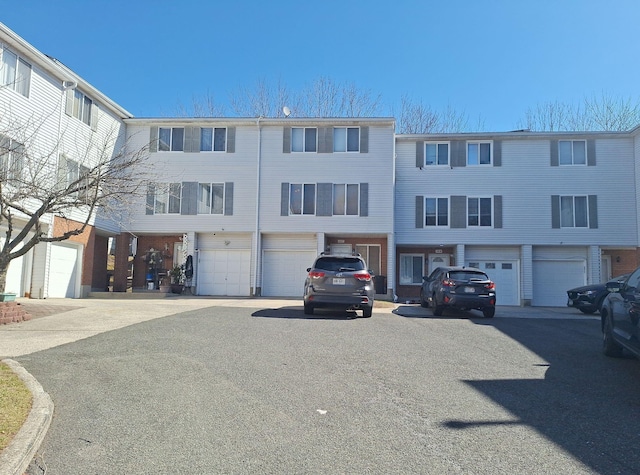 view of front facade with a garage and driveway