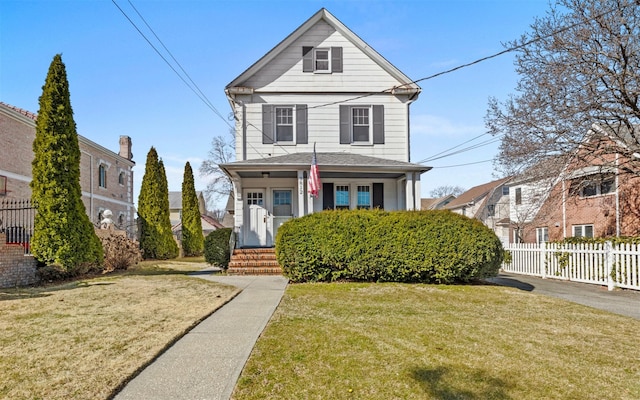 view of front of property featuring a front lawn and fence