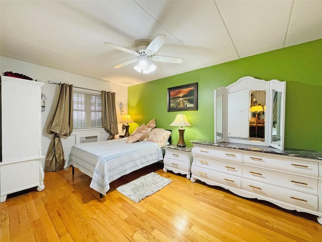 bedroom featuring light wood finished floors and a ceiling fan