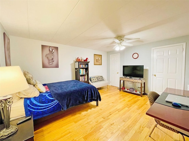 bedroom featuring light wood-style floors and a ceiling fan