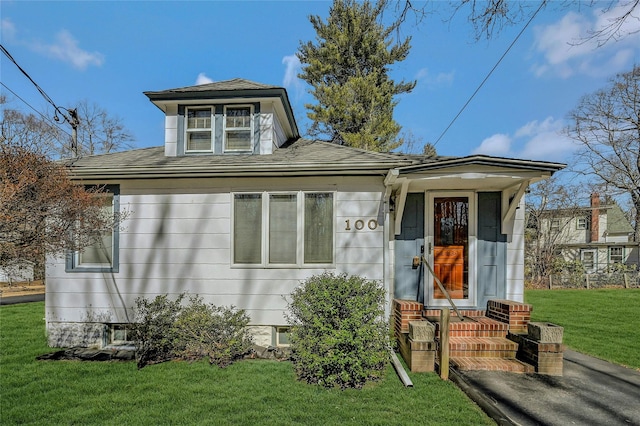 view of front facade with a front lawn