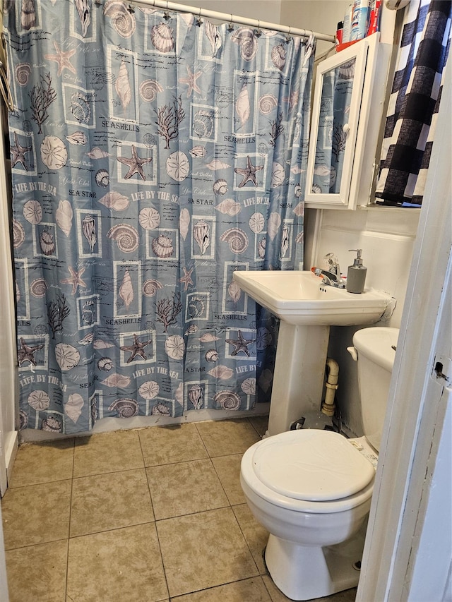 full bath with tile patterned flooring, curtained shower, and toilet