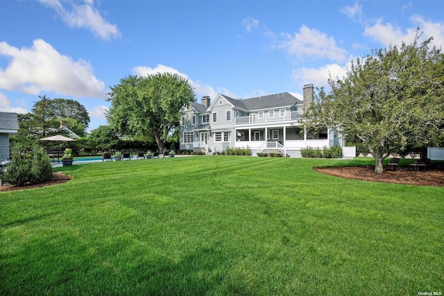 back of house featuring a lawn