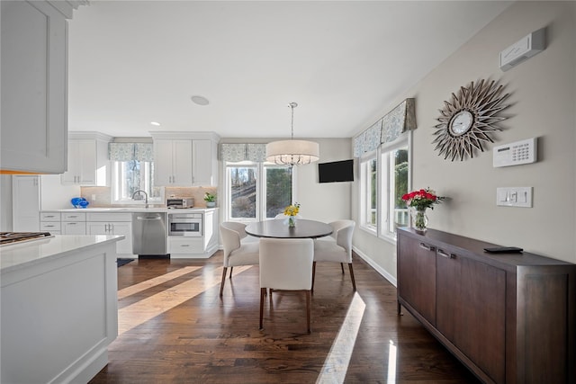 dining area with recessed lighting, a notable chandelier, dark wood-style floors, and baseboards