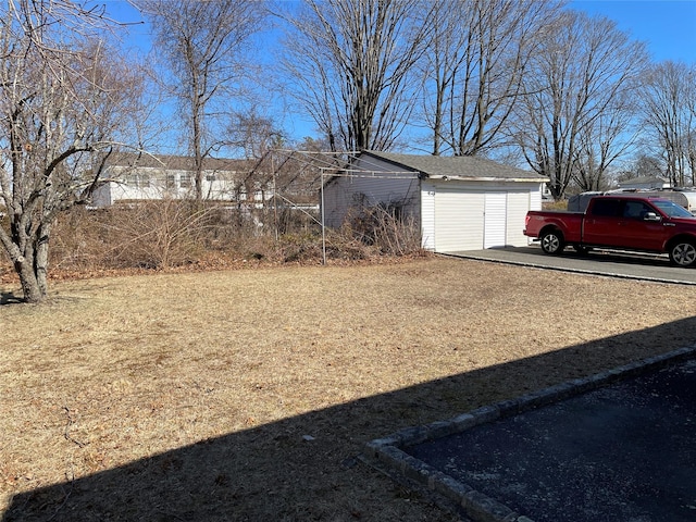 view of yard with an outbuilding