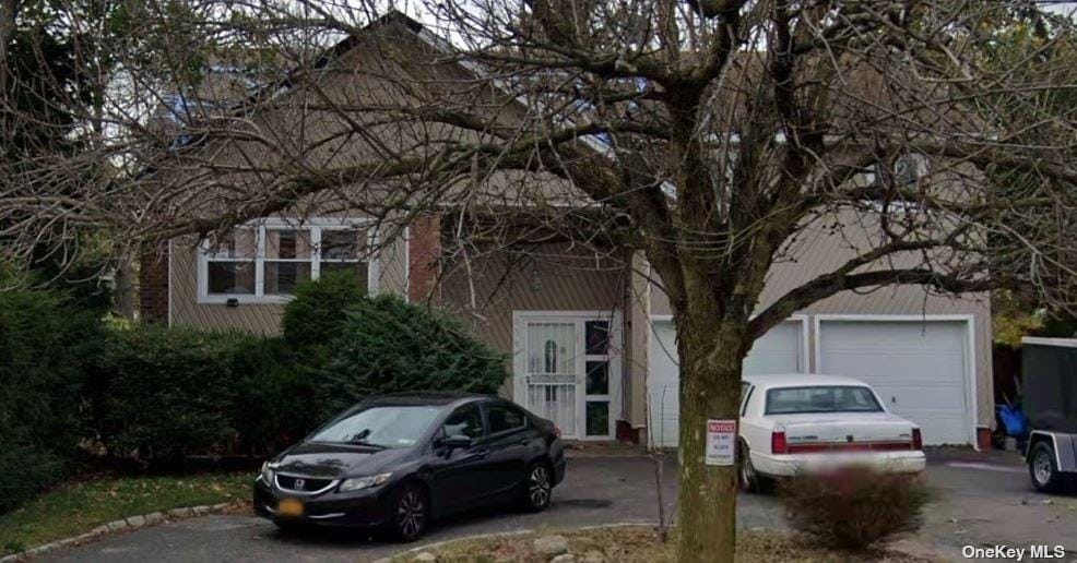 view of front of home featuring driveway