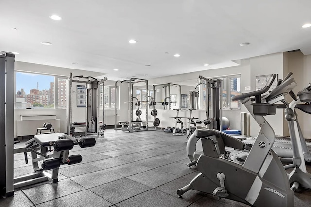 exercise room featuring recessed lighting