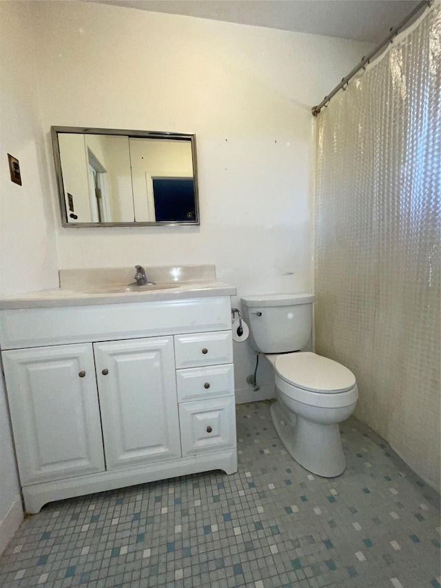 full bath with toilet, vanity, and a shower with curtain