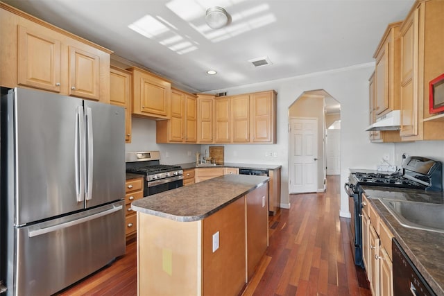 kitchen featuring under cabinet range hood, arched walkways, black appliances, and light brown cabinets