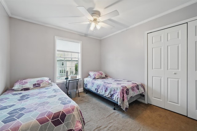 bedroom featuring ornamental molding, carpet, a closet, and ceiling fan