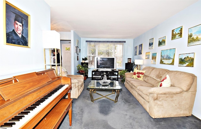 living area with carpet flooring