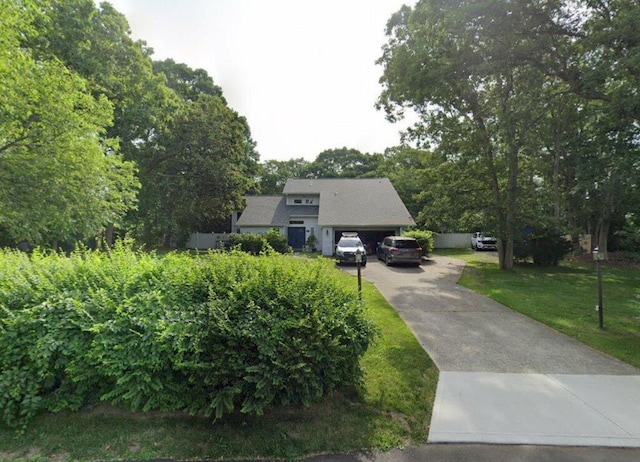 view of front of property with a front yard