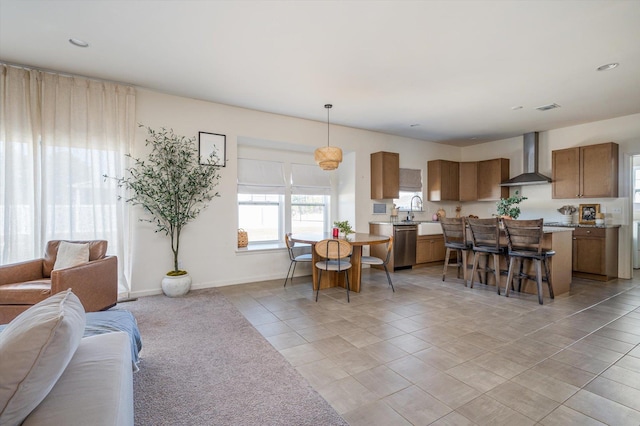 living area featuring light tile patterned flooring, visible vents, recessed lighting, and baseboards