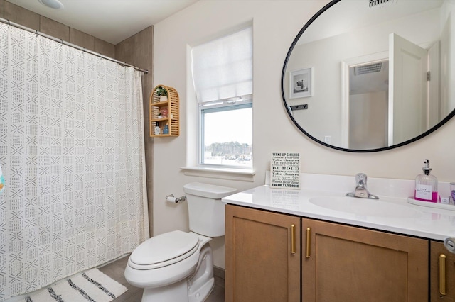 full bathroom with visible vents, curtained shower, toilet, and vanity