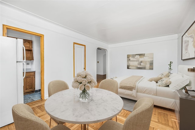 dining area featuring arched walkways