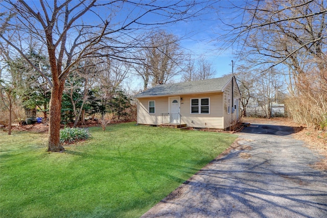 view of front facade with a front yard and driveway