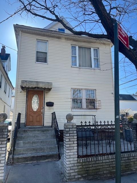 view of front of home featuring a fenced front yard