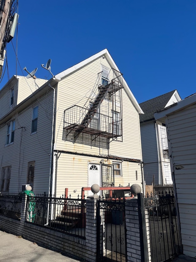 view of front facade with fence