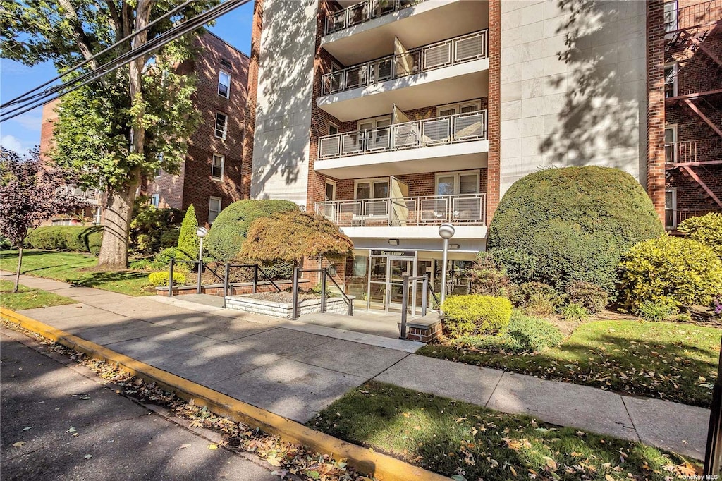 110 Brooklyn Ave Unit 1H, Freeport, NY 11520 - view of building exterior
