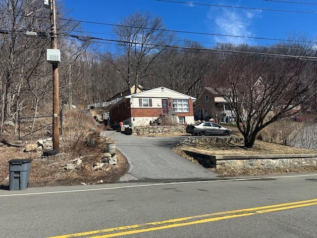 view of front of house with driveway