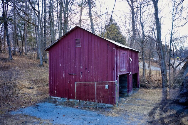 view of outdoor structure with an outbuilding