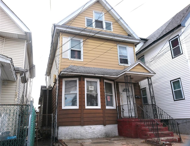 view of front facade with fence