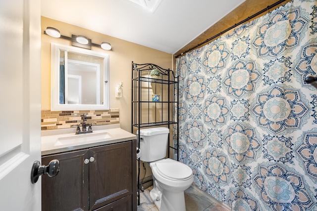 bathroom with a shower with shower curtain, backsplash, vanity, and toilet