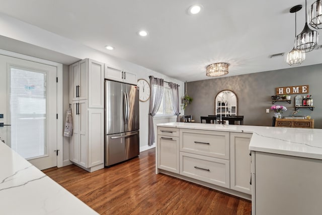 kitchen featuring visible vents, a notable chandelier, dark wood-style flooring, and freestanding refrigerator