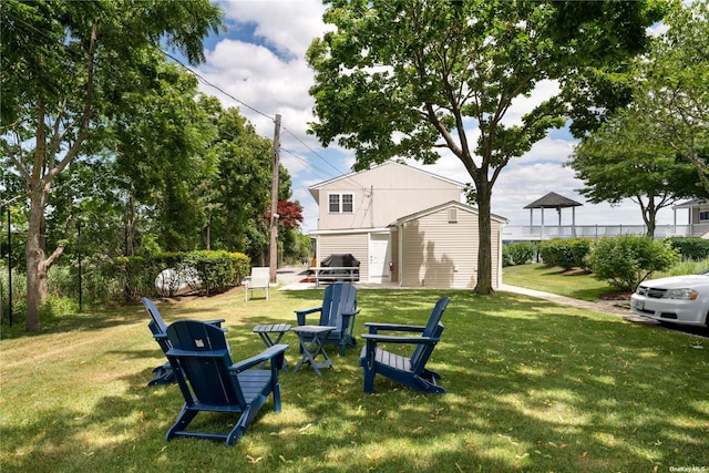 view of yard featuring an outbuilding