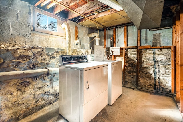 washroom featuring laundry area and independent washer and dryer