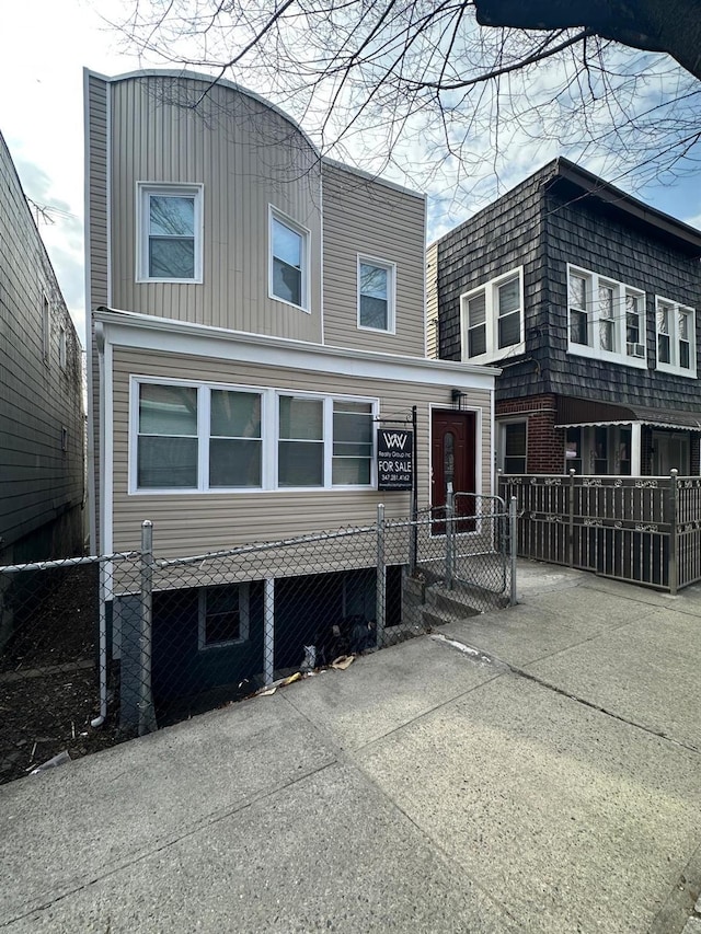 view of front of property featuring a fenced front yard