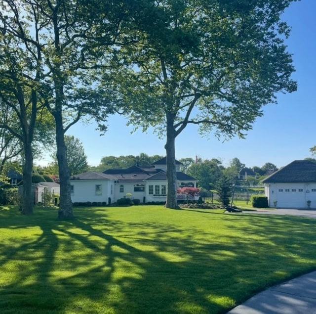 view of yard featuring a detached garage