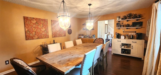 dining area with an inviting chandelier, a textured ceiling, dark wood-style floors, and baseboards