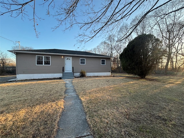 view of front facade featuring entry steps and a front lawn