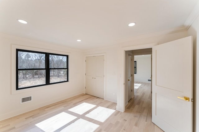 unfurnished bedroom with baseboards, visible vents, light wood-style flooring, recessed lighting, and crown molding