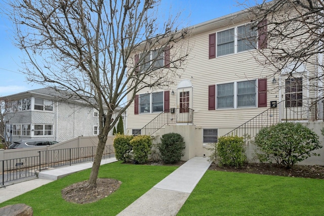 view of front of house featuring a front lawn and fence