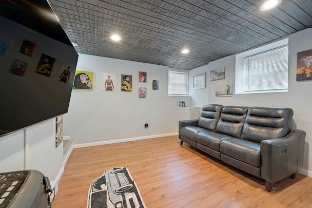 living area featuring recessed lighting, baseboards, and light wood-style flooring