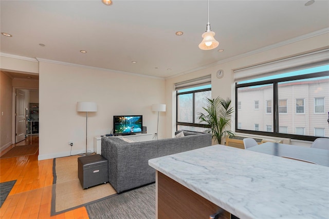 living area featuring recessed lighting, baseboards, ornamental molding, and light wood finished floors