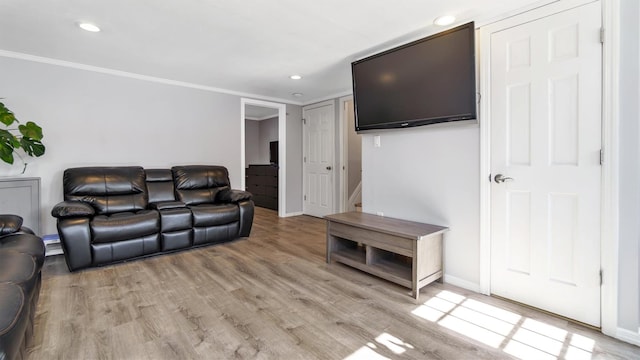 living area with recessed lighting, baseboards, light wood-style flooring, and crown molding