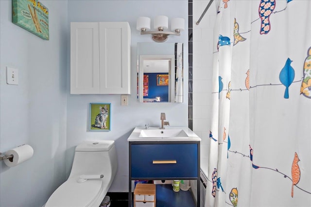 full bathroom featuring a shower with curtain, toilet, and vanity