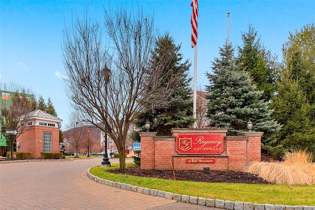 community sign featuring driveway