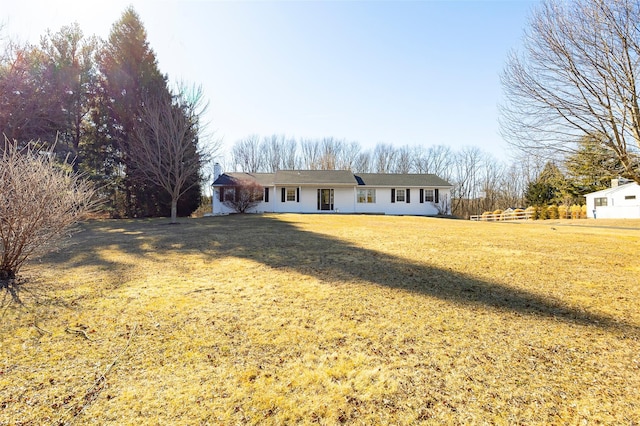 single story home with a front lawn