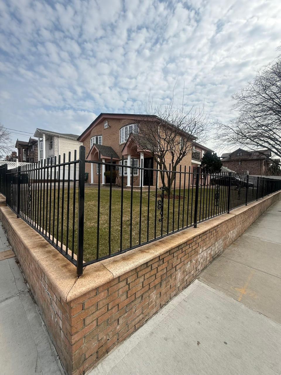 view of front of house featuring a fenced front yard and a front lawn