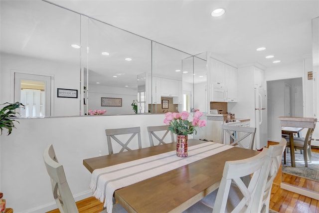 dining space featuring recessed lighting, baseboards, and light wood-style flooring