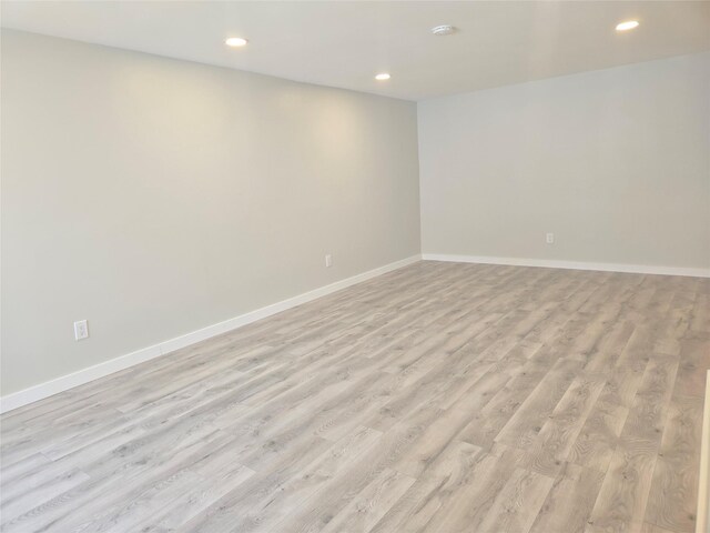 unfurnished room featuring light wood-style flooring, recessed lighting, and baseboards