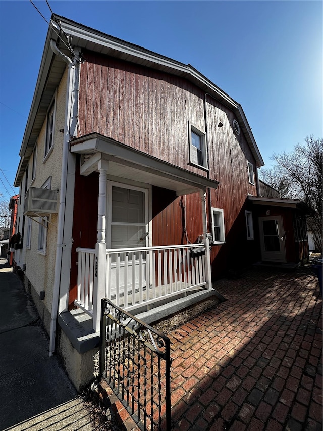 view of front of property featuring covered porch