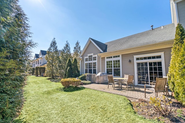 view of yard featuring a patio area