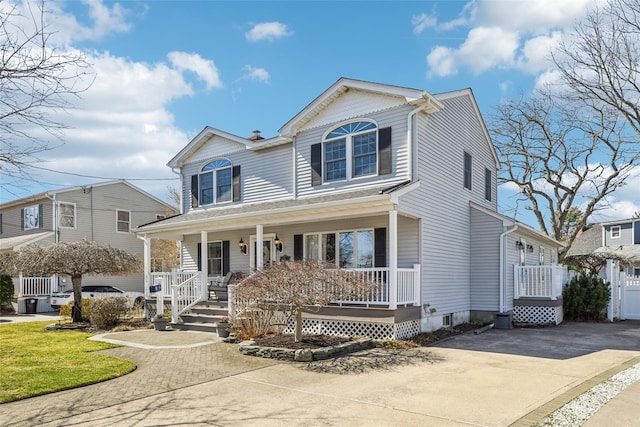 view of front facade featuring covered porch and concrete driveway