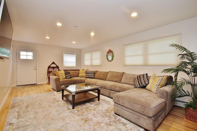 living area featuring light wood finished floors, recessed lighting, and baseboards